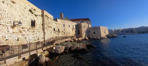 un gruppo di edifici vicino a uno specchio d'acqua di Garibaldi 5 a Giovinazzo