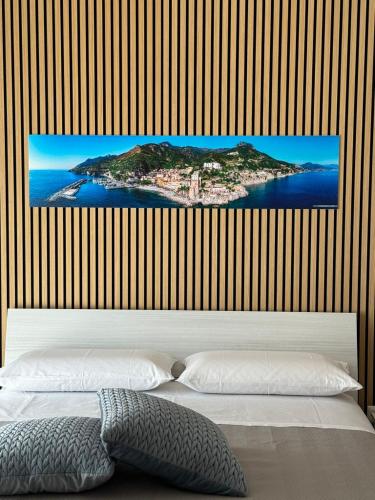 un letto con vista su un'isola dipinta di Fabiria Guesthouse - B&B a Pagani