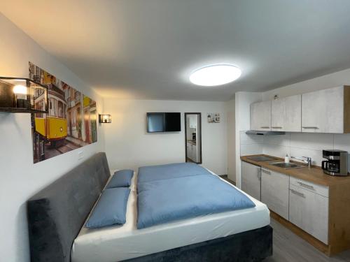a small room with a bed and a kitchen at Auszeit in Zeltingen-Rachtig