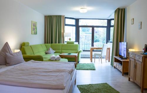 Postel nebo postele na pokoji v ubytování Haus Roseneck mit gratis Zugang zur Jod-Sole-Therme