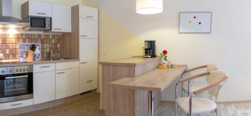 Η κουζίνα ή μικρή κουζίνα στο Haus Roseneck mit gratis Zugang zur Jod-Sole-Therme