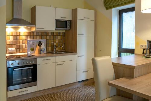 Η κουζίνα ή μικρή κουζίνα στο Haus Roseneck mit gratis Zugang zur Jod-Sole-Therme