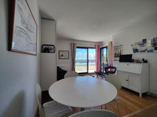 Photo de la galerie de l'établissement Le Chalutier - Terrasse - Bassin des Chalutiers, à La Rochelle