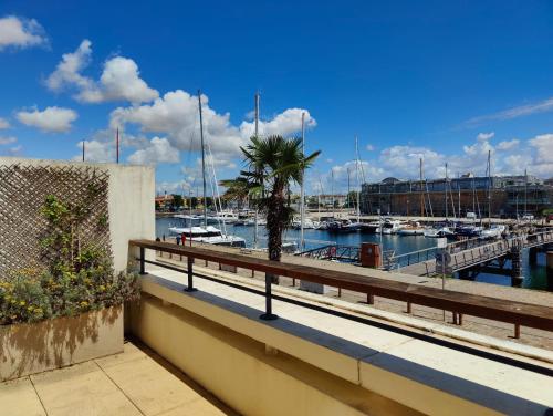 Photo de la galerie de l'établissement Le Chalutier - Terrasse - Bassin des Chalutiers, à La Rochelle