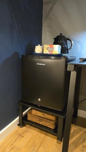 Self-contained and Peaceful en-suite with gardenにあるテレビまたはエンターテインメントセンター
