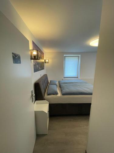 a small bedroom with a bed and a window at Auszeit in Zeltingen-Rachtig