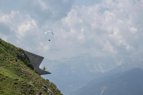 a person flying a kite on top of a mountain at Hotel Elisabeth in Chienes