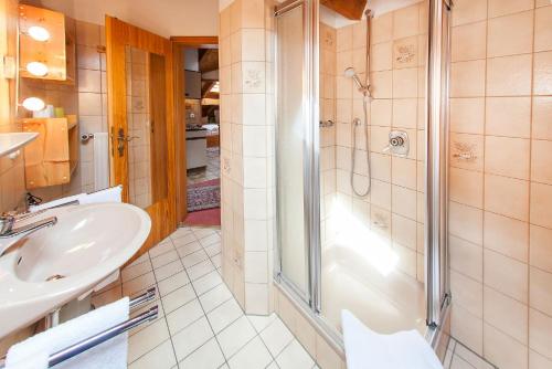 ライト・イム・ヴィンクルにあるFerienwohnung Mahlert im Haus Sonnenscheinの洗面台とシャワー付きのバスルーム