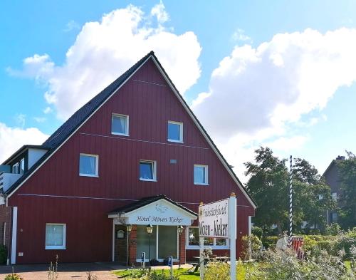 フリードリッヒシュコオクにあるHotel Möven-Kiekerの看板の赤い納屋