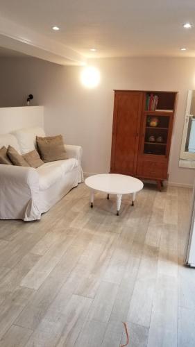 STUDIO indépendant, proche hôpitaux Est