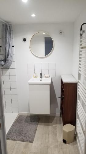 STUDIO indépendant, proche hôpitaux Est
