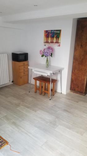 STUDIO indépendant, proche hôpitaux Est