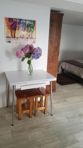 STUDIO indépendant, proche hôpitaux Est