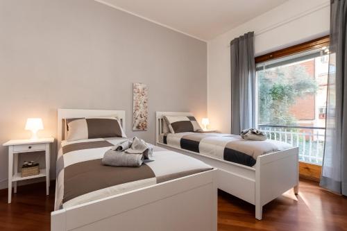 Ένα ή περισσότερα κρεβάτια σε δωμάτιο στο -QUADRILOCALE IN CENTRO-Vicino alla spiaggia
