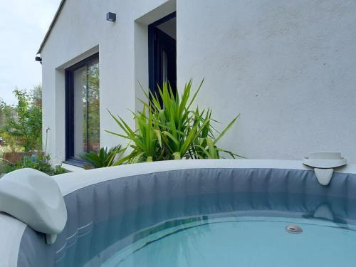 une piscine devant une maison dans l'établissement Maison moderne avec jardin et jacuzzi, à La Bouilladisse