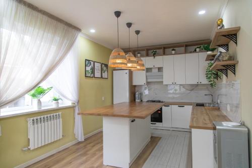 Η κουζίνα ή μικρή κουζίνα στο Bali Dacha Almaty