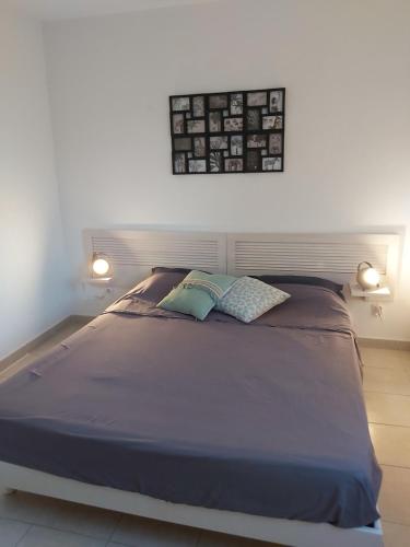 un lit avec deux oreillers dessus dans une chambre dans l'établissement Ville melody, à San-Nicolao
