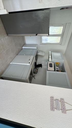 une vue aérienne d'une cuisine dans une petite pièce dans l'établissement Ville melody, à San-Nicolao