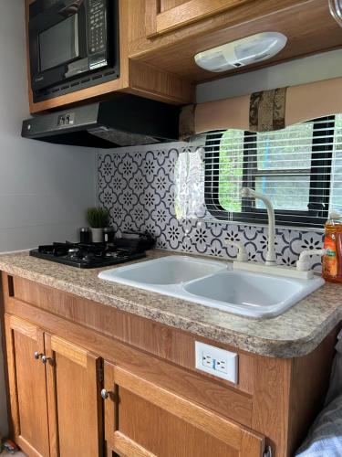Kuchyň nebo kuchyňský kout v ubytování Cozy Camper in Ingonish