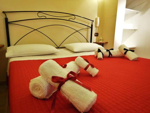 dos animales de peluche están acostados en una cama en Casetta Donnolo, en Oria