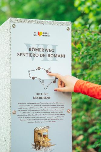 a hand pointing at a sign with a truck at Hotel Elisabeth in Chienes