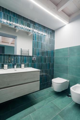 a bathroom with a tub and a toilet and a sink at Domus Xenia in San Giorgio a Cremano