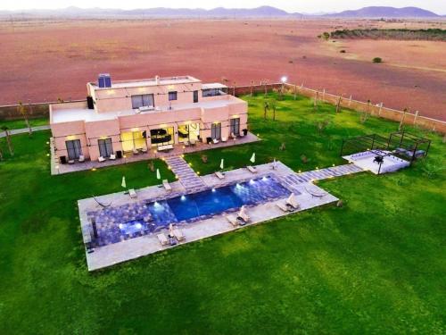 an aerial view of a house with a swimming pool at Somptueuse Villa avec Paddle, Hammam et Wi-Fi in Marrakech