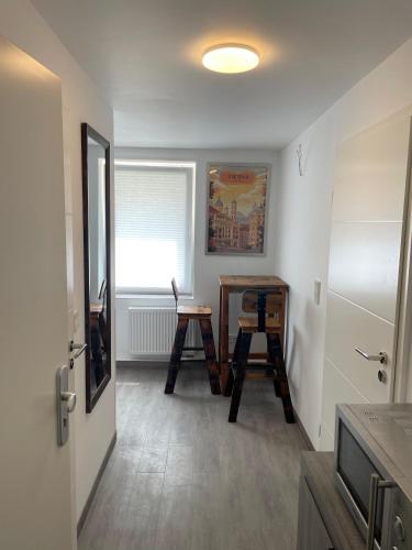 a room with a table and two chairs and a window at Auszeit in Zeltingen-Rachtig