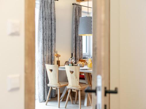 a dining room with a table and chairs and a mirror at Apart33 Top 1-23 in Haus im Ennstal