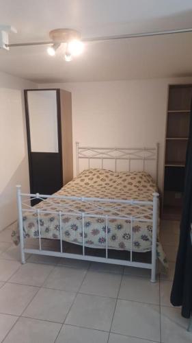 Cette chambre comprend un lit blanc. dans l'établissement Le Clos Do Ré, à Sainte-Marie de Ré