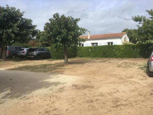 une voiture garée devant une maison dans l'établissement Le Clos Do Ré, à Sainte-Marie de Ré