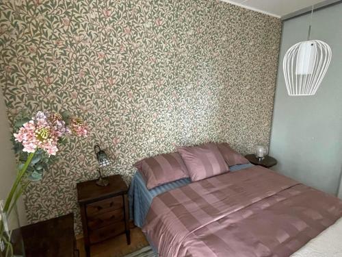 a bedroom with a bed and floral wallpaper at Kooli in Pärnu
