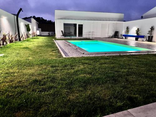 una piscina nel cortile di una casa di D'Felicidade a Caldas da Rainha