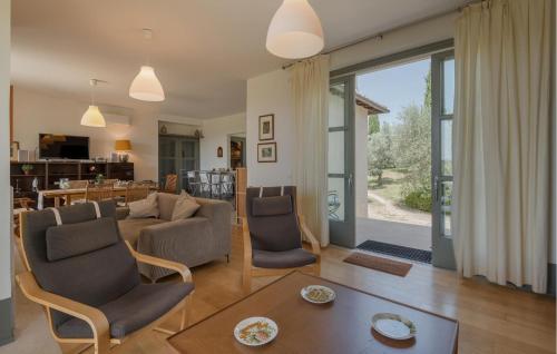 a living room with a couch and a table at Nice Home In Torri In Sabina With Wifi in Torri in Sabina