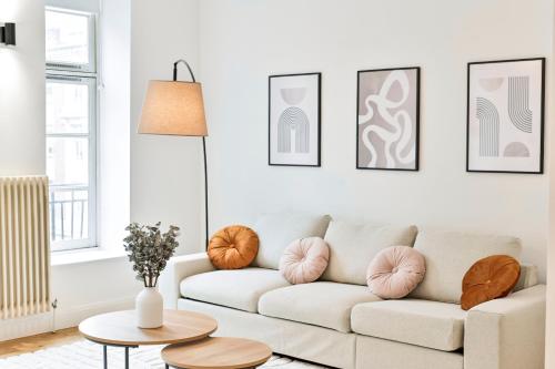 a living room with a couch and a table at Amazing 3 Bed Apartment Great Portland Street in London
