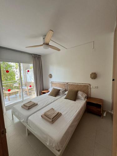 Un pat sau paturi într-o cameră la Royal Paradise