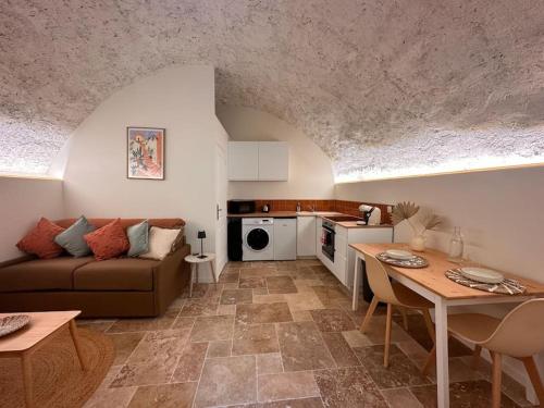 un salon avec un canapé et une table dans l'établissement AE- Charmant studio au coeur de la Vieille Ville, à Villeneuve-Loubet