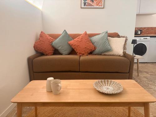 un salon avec un canapé et une table basse dans l'établissement AE- Charmant studio au coeur de la Vieille Ville, à Villeneuve-Loubet