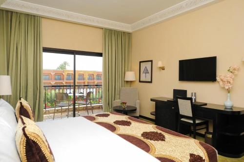 Un ou plusieurs lits dans un hébergement de l'établissement Ennakhil Marrakech Hotel & SPA