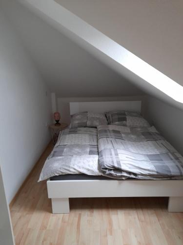 a bedroom with a bed in a attic at Casa Tina in Homberg