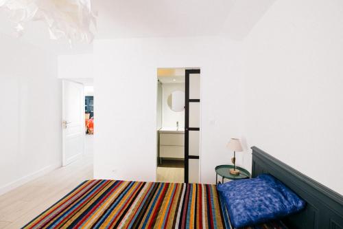 une chambre avec un lit et un miroir dans l'établissement Bergerie saint-claude, à Bessan