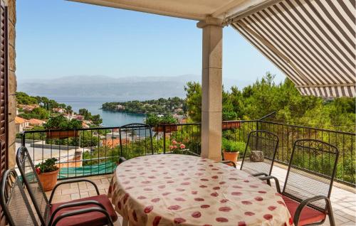 Lovely Apartment In Splitska - Postira