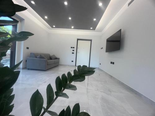 ein Wohnzimmer mit Sofa und Fernseher in der Unterkunft Villa delle Meraviglie in Boville Ernica