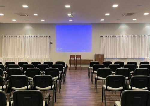 Dona Adelia Hotel e Restauranteにあるビジネスエリアまたは会議室
