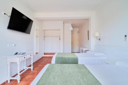 TV a/nebo společenská místnost v ubytování Hostal Sol y Miel