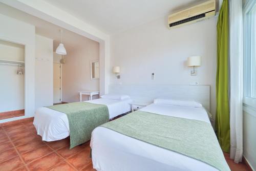 Postel nebo postele na pokoji v ubytování Hostal Sol y Miel