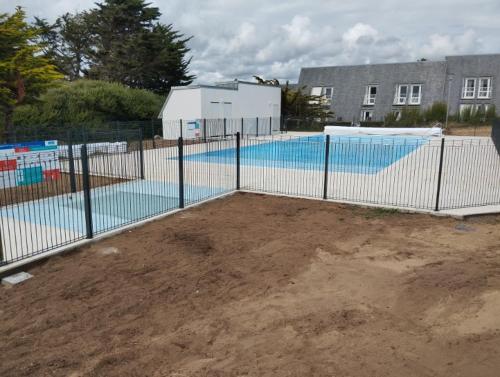 Bazén v ubytovaní VUE MER POUR 4 PERSONNES alebo v jeho blízkosti