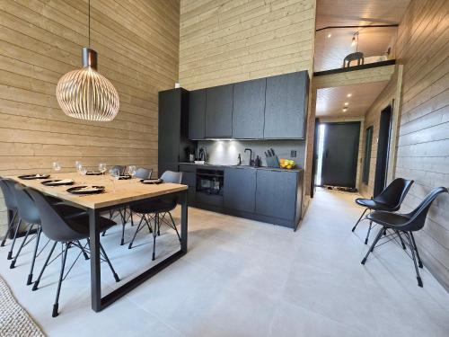 a kitchen with a large wooden table and chairs at Villa Sirius, Äkäslompolo, Ylläs in Äkäslompolo