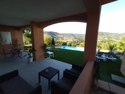 une maison avec un balcon et une piscine dans l'établissement Superbe bas de villa 80 m2 piscine privée réservée aux vacanciers avec vue magnifique 6 couchages, à La Londe-les-Maures