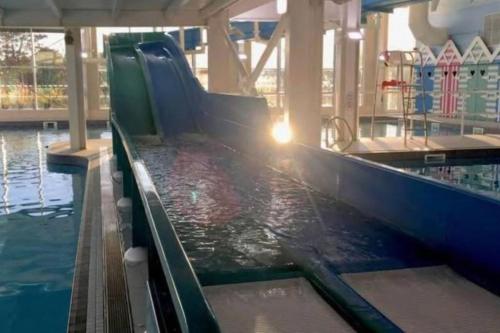 a water slide in a swimming pool at Deluxe 3 Bed Holiday Home in Port Seton in Port Seton